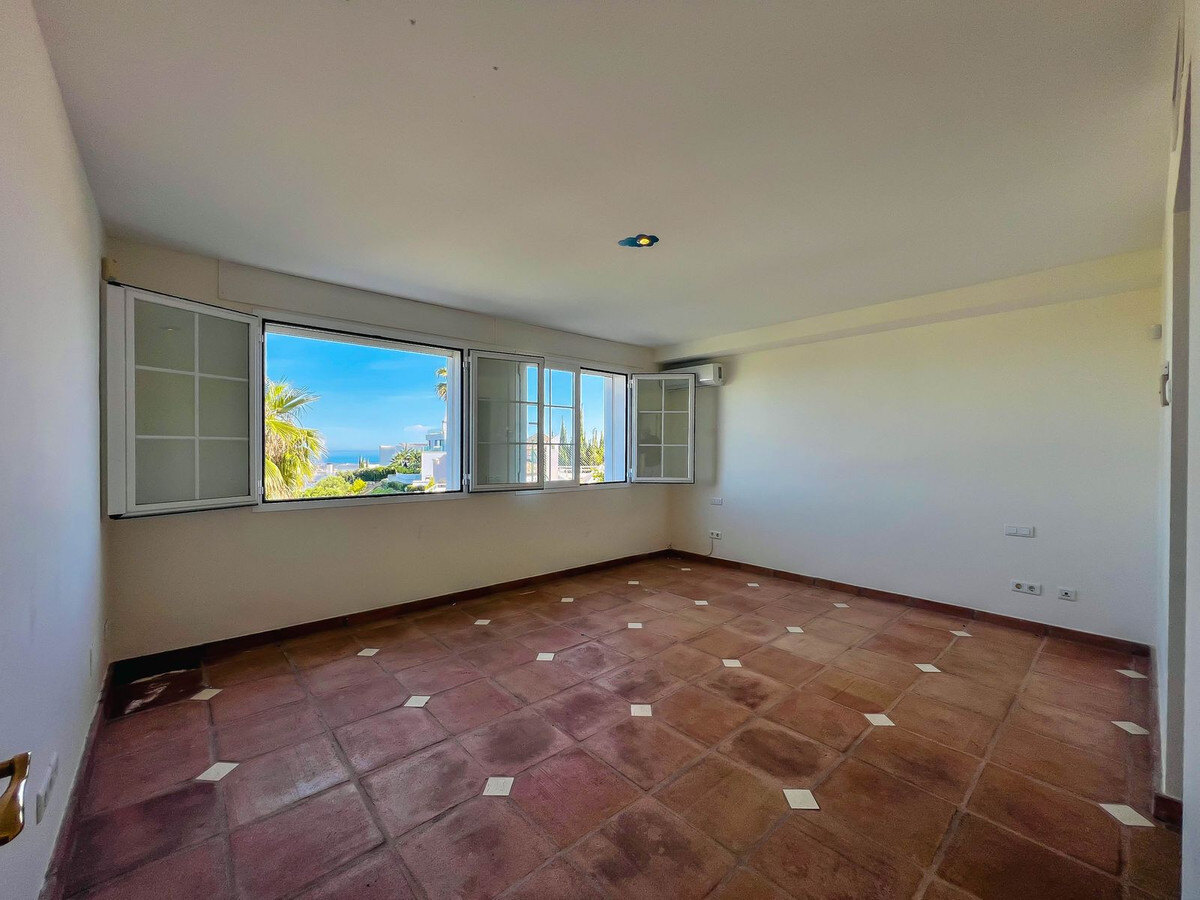 FOR SALE 🏡 Villa to Renovate with Panoramic Sea and Golf Views – El Herrojo, La Quinta, Benahavís 🇪🇸