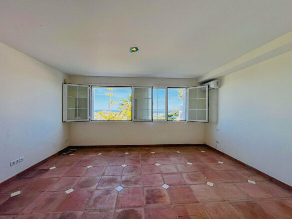 FOR SALE 🏡 Villa to Renovate with Panoramic Sea and Golf Views – El Herrojo, La Quinta, Benahavís 🇪🇸