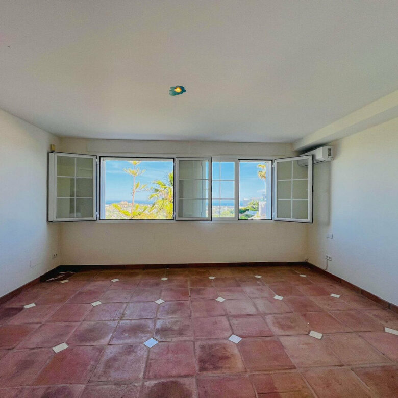 FOR SALE 🏡 Villa to Renovate with Panoramic Sea and Golf Views – El Herrojo, La Quinta, Benahavís 🇪🇸
