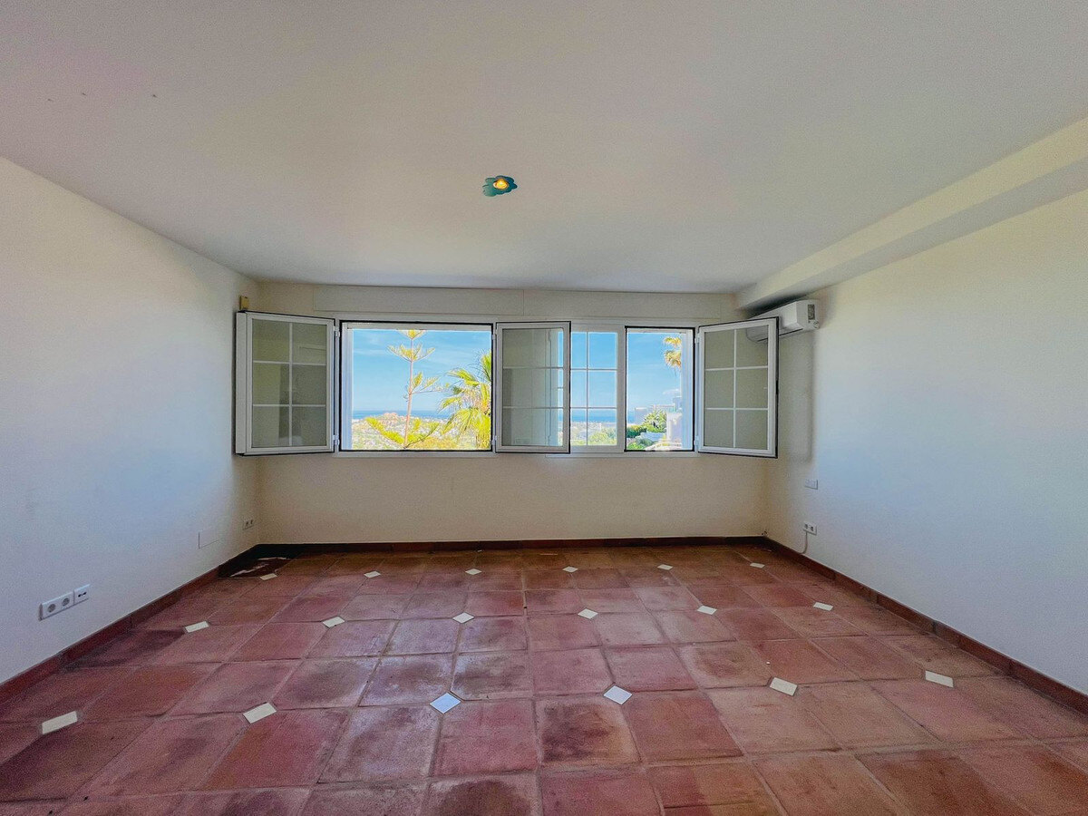 FOR SALE 🏡 Villa to Renovate with Panoramic Sea and Golf Views – El Herrojo, La Quinta, Benahavís 🇪🇸