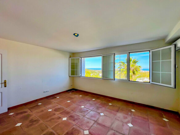 FOR SALE 🏡 Villa to Renovate with Panoramic Sea and Golf Views – El Herrojo, La Quinta, Benahavís 🇪🇸
