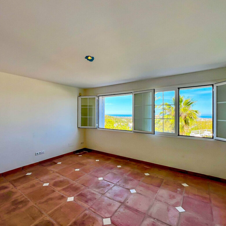 FOR SALE 🏡 Villa to Renovate with Panoramic Sea and Golf Views – El Herrojo, La Quinta, Benahavís 🇪🇸