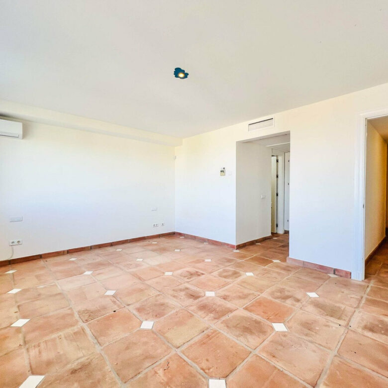 FOR SALE 🏡 Villa to Renovate with Panoramic Sea and Golf Views – El Herrojo, La Quinta, Benahavís 🇪🇸