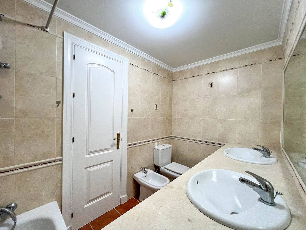 FOR SALE 🏡 Villa to Renovate with Panoramic Sea and Golf Views – El Herrojo, La Quinta, Benahavís 🇪🇸