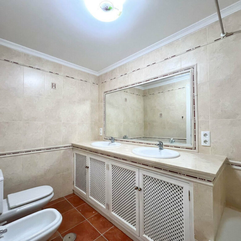 FOR SALE 🏡 Villa to Renovate with Panoramic Sea and Golf Views – El Herrojo, La Quinta, Benahavís 🇪🇸