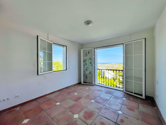 FOR SALE 🏡 Villa to Renovate with Panoramic Sea and Golf Views – El Herrojo, La Quinta, Benahavís 🇪🇸