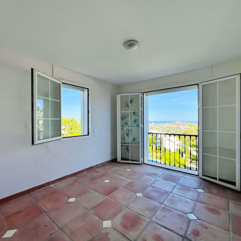 FOR SALE 🏡 Villa to Renovate with Panoramic Sea and Golf Views – El Herrojo, La Quinta, Benahavís 🇪🇸