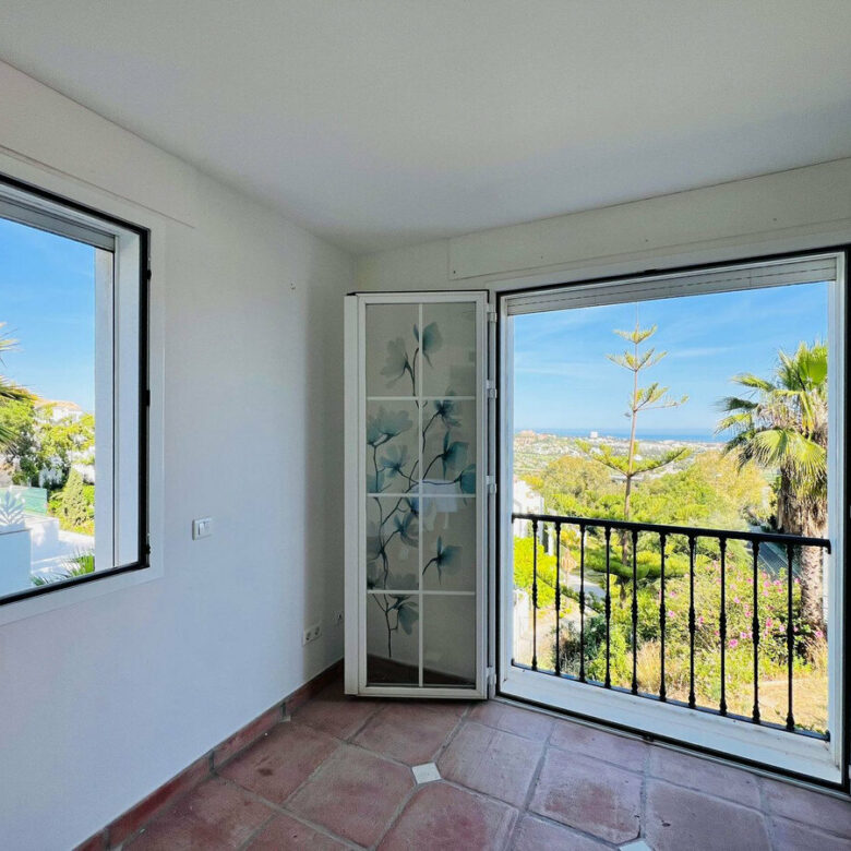 FOR SALE 🏡 Villa to Renovate with Panoramic Sea and Golf Views – El Herrojo, La Quinta, Benahavís 🇪🇸