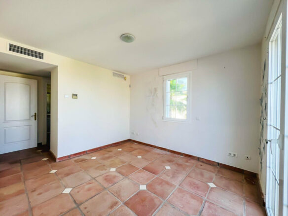 FOR SALE 🏡 Villa to Renovate with Panoramic Sea and Golf Views – El Herrojo, La Quinta, Benahavís 🇪🇸