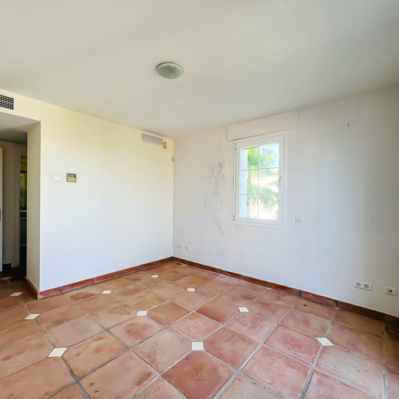 FOR SALE 🏡 Villa to Renovate with Panoramic Sea and Golf Views – El Herrojo, La Quinta, Benahavís 🇪🇸