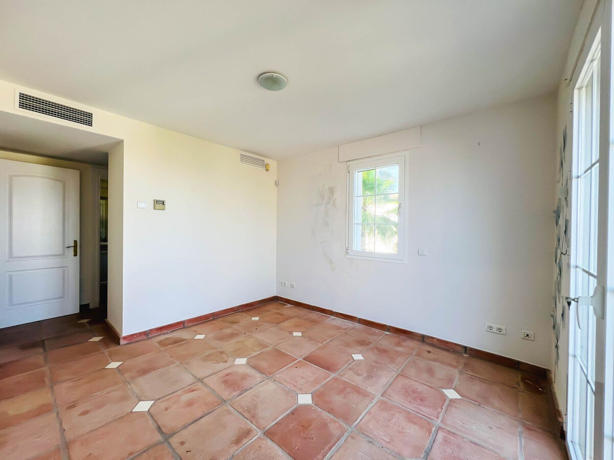 FOR SALE 🏡 Villa to Renovate with Panoramic Sea and Golf Views – El Herrojo, La Quinta, Benahavís 🇪🇸