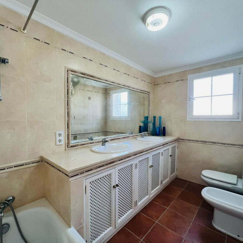 FOR SALE 🏡 Villa to Renovate with Panoramic Sea and Golf Views – El Herrojo, La Quinta, Benahavís 🇪🇸