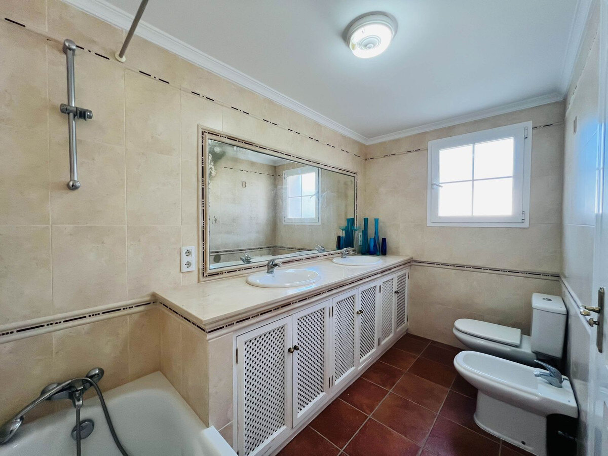 FOR SALE 🏡 Villa to Renovate with Panoramic Sea and Golf Views – El Herrojo, La Quinta, Benahavís 🇪🇸