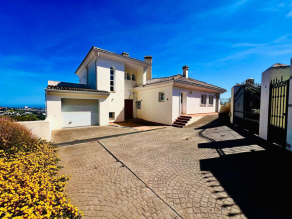 FOR SALE 🏡 Villa to Renovate with Panoramic Sea and Golf Views – El Herrojo, La Quinta, Benahavís 🇪🇸