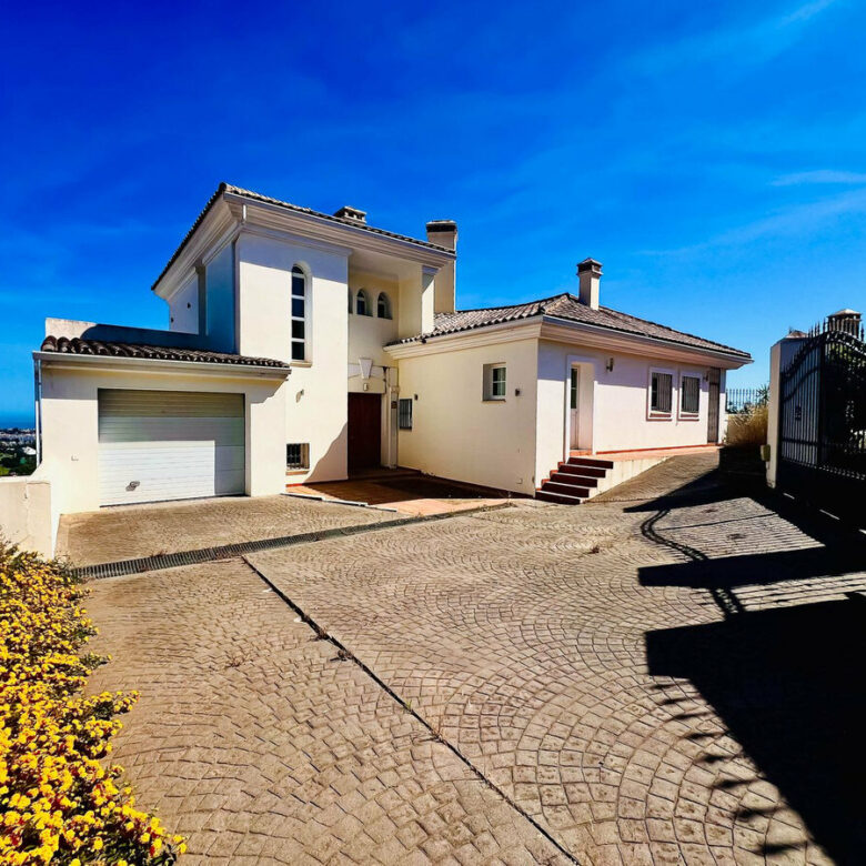 FOR SALE 🏡 Villa to Renovate with Panoramic Sea and Golf Views – El Herrojo, La Quinta, Benahavís 🇪🇸