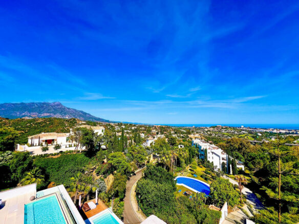 FOR SALE 🏡 Villa to Renovate with Panoramic Sea and Golf Views – El Herrojo, La Quinta, Benahavís 🇪🇸