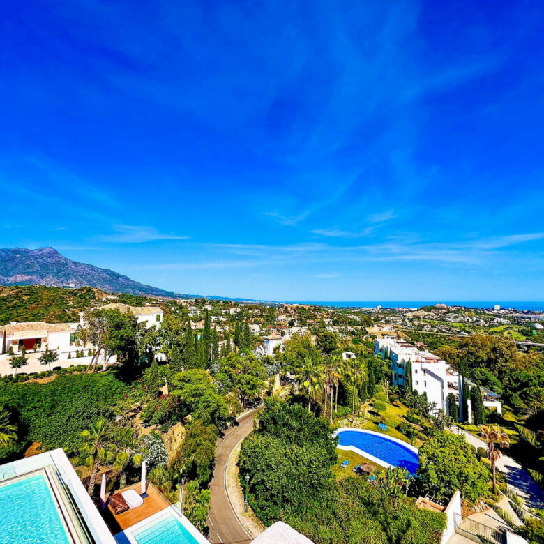 FOR SALE 🏡 Villa to Renovate with Panoramic Sea and Golf Views – El Herrojo, La Quinta, Benahavís 🇪🇸