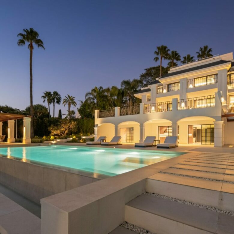 FOR SALE 🏡 Six-Bedroom Contemporary Villa with Private Spa and Rooftop Jacuzzi – Las Brisas, Nueva Andalucía, Marbella 🇪🇸