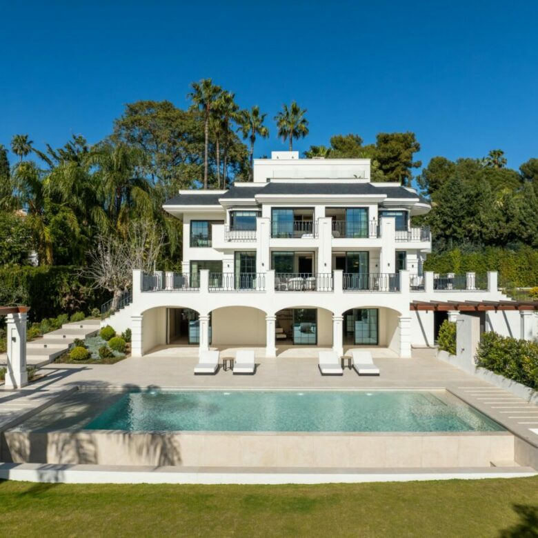 FOR SALE 🏡 Six-Bedroom Contemporary Villa with Private Spa and Rooftop Jacuzzi – Las Brisas, Nueva Andalucía, Marbella 🇪🇸