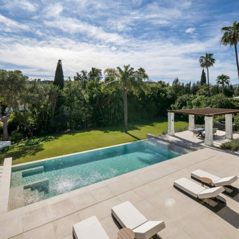 FOR SALE 🏡 Six-Bedroom Contemporary Villa with Private Spa and Rooftop Jacuzzi – Las Brisas, Nueva Andalucía, Marbella 🇪🇸