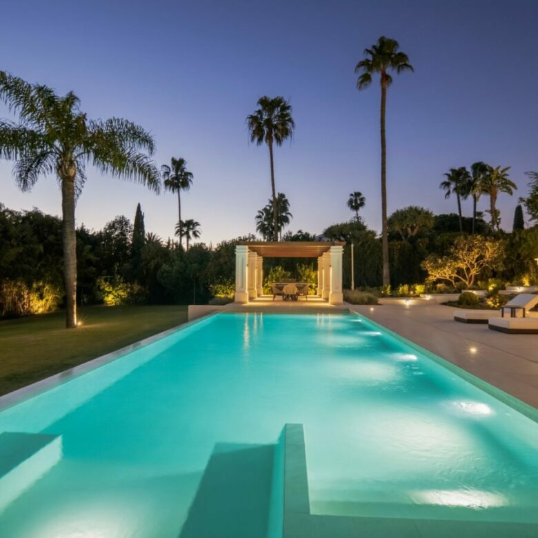 FOR SALE 🏡 Six-Bedroom Contemporary Villa with Private Spa and Rooftop Jacuzzi – Las Brisas, Nueva Andalucía, Marbella 🇪🇸
