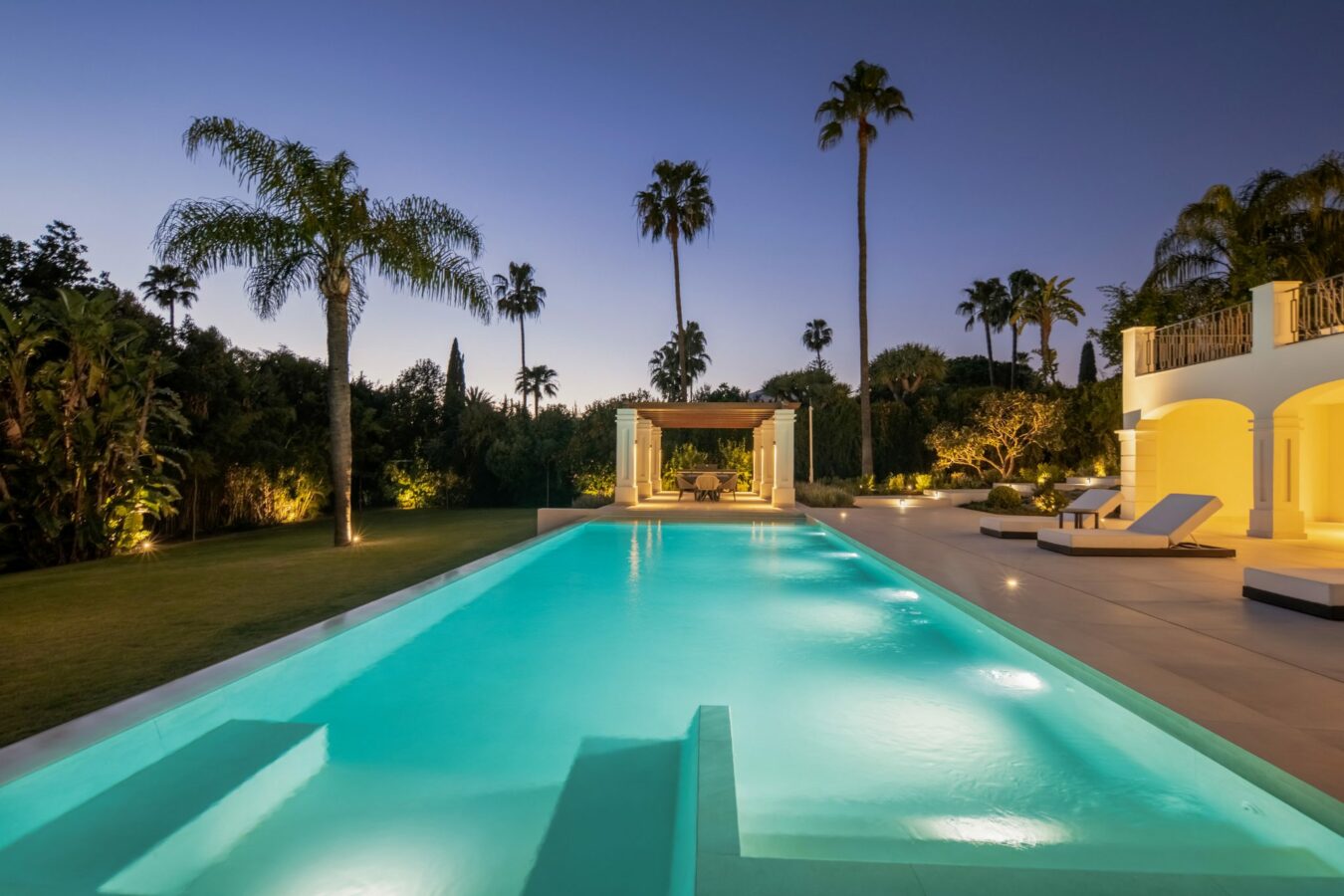 FOR SALE 🏡 Six-Bedroom Contemporary Villa with Private Spa and Rooftop Jacuzzi – Las Brisas, Nueva Andalucía, Marbella 🇪🇸