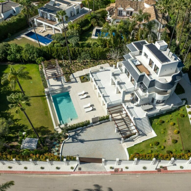 FOR SALE 🏡 Six-Bedroom Contemporary Villa with Private Spa and Rooftop Jacuzzi – Las Brisas, Nueva Andalucía, Marbella 🇪🇸
