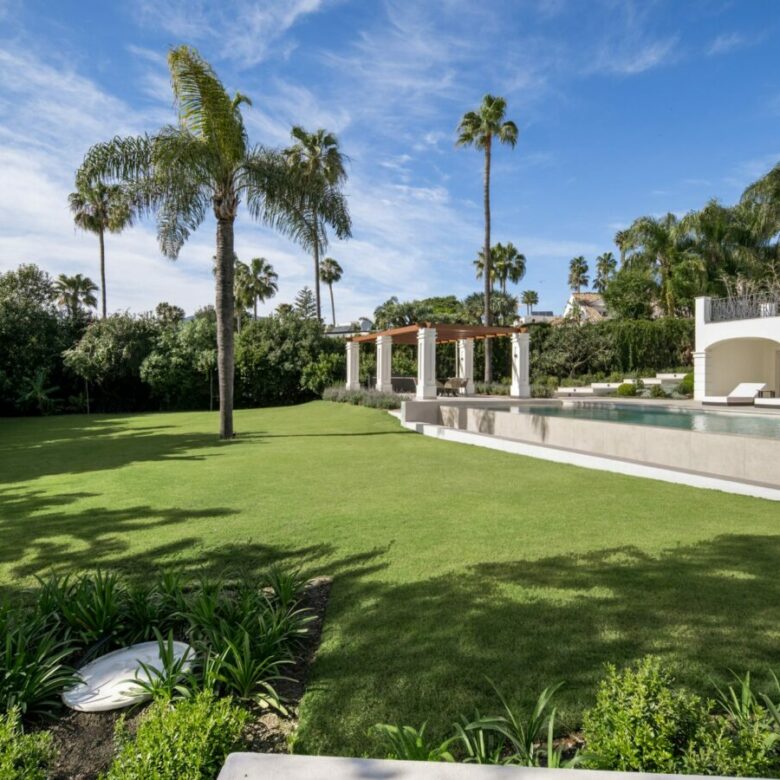 FOR SALE 🏡 Six-Bedroom Contemporary Villa with Private Spa and Rooftop Jacuzzi – Las Brisas, Nueva Andalucía, Marbella 🇪🇸