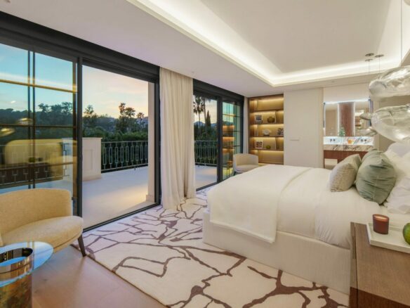 FOR SALE 🏡 Six-Bedroom Contemporary Villa with Private Spa and Rooftop Jacuzzi – Las Brisas, Nueva Andalucía, Marbella 🇪🇸