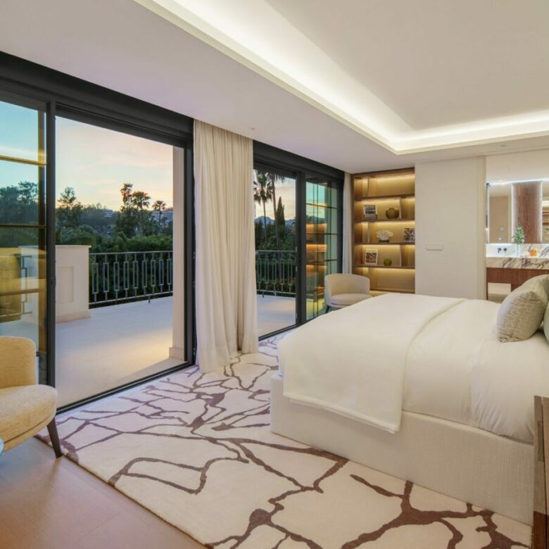 FOR SALE 🏡 Six-Bedroom Contemporary Villa with Private Spa and Rooftop Jacuzzi – Las Brisas, Nueva Andalucía, Marbella 🇪🇸