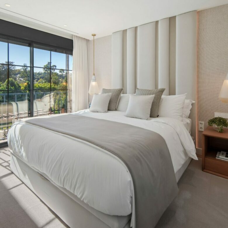 FOR SALE 🏡 Six-Bedroom Contemporary Villa with Private Spa and Rooftop Jacuzzi – Las Brisas, Nueva Andalucía, Marbella 🇪🇸