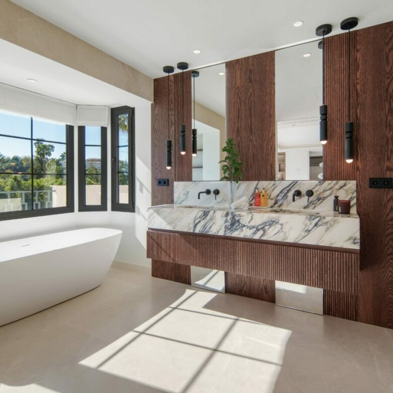 FOR SALE 🏡 Six-Bedroom Contemporary Villa with Private Spa and Rooftop Jacuzzi – Las Brisas, Nueva Andalucía, Marbella 🇪🇸
