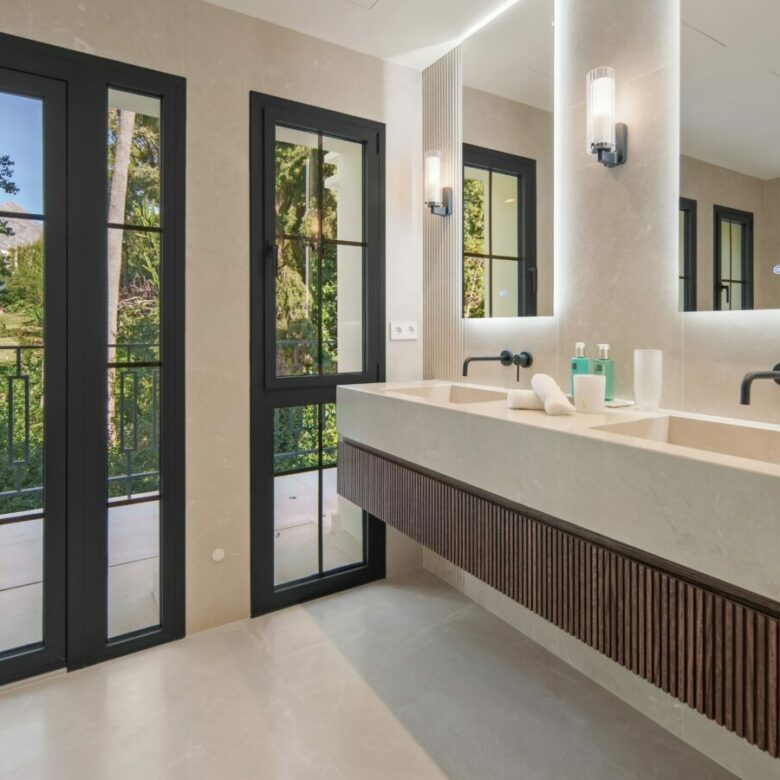 FOR SALE 🏡 Six-Bedroom Contemporary Villa with Private Spa and Rooftop Jacuzzi – Las Brisas, Nueva Andalucía, Marbella 🇪🇸