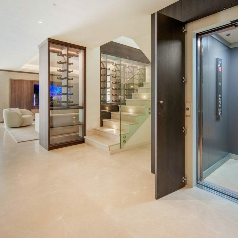 FOR SALE 🏡 Six-Bedroom Contemporary Villa with Private Spa and Rooftop Jacuzzi – Las Brisas, Nueva Andalucía, Marbella 🇪🇸