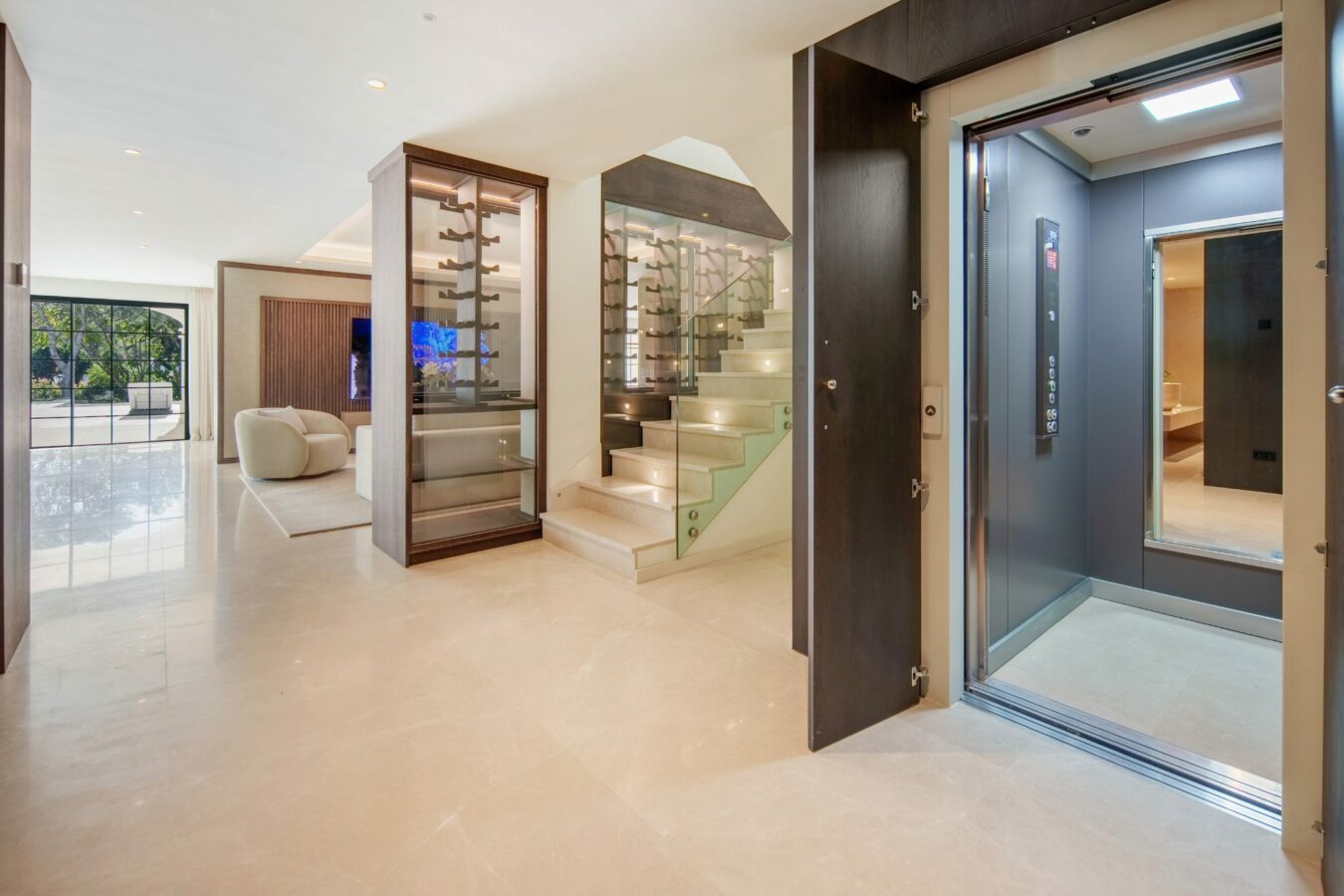 FOR SALE 🏡 Six-Bedroom Contemporary Villa with Private Spa and Rooftop Jacuzzi – Las Brisas, Nueva Andalucía, Marbella 🇪🇸