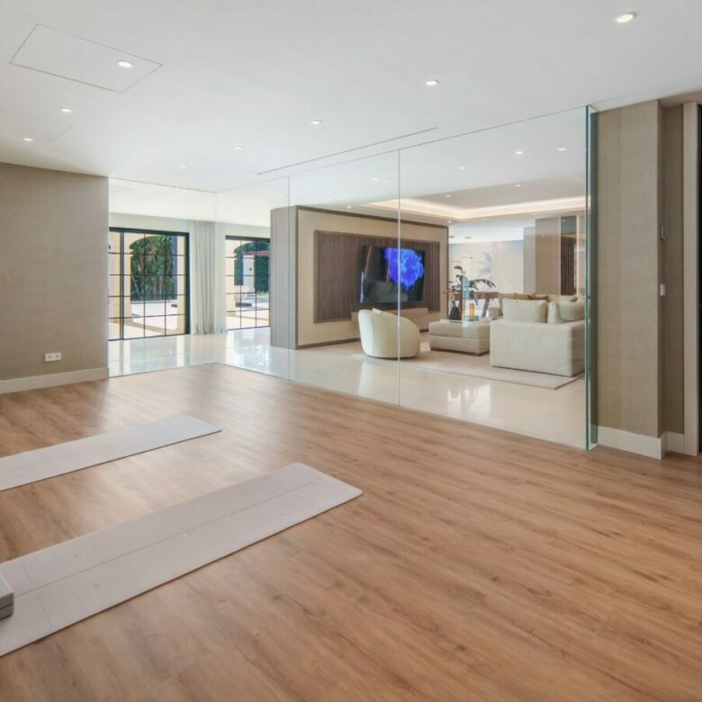 FOR SALE 🏡 Six-Bedroom Contemporary Villa with Private Spa and Rooftop Jacuzzi – Las Brisas, Nueva Andalucía, Marbella 🇪🇸