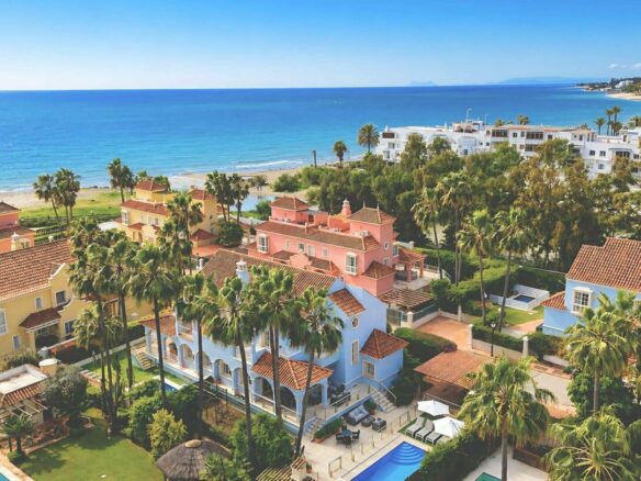 Aerial view of the beachside semi-detached villa in Lorea Playa, Puerto Banús, 100 metres from the beach