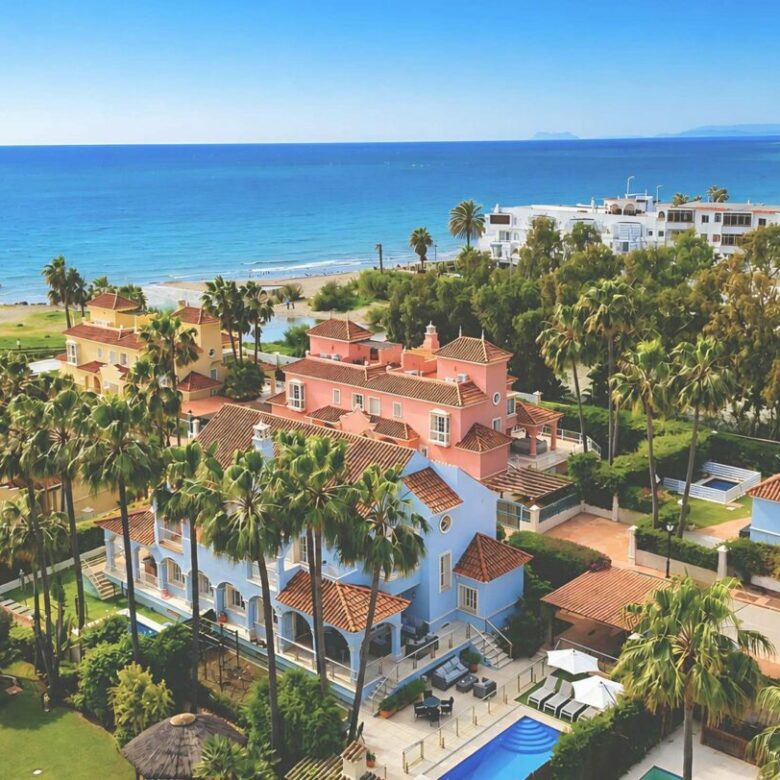 FOR SALE 🏡 Refurbished 7-Bedroom Semi-Detached Villa 100 m from the Beach – Lorea Playa, Puerto Banús, Marbella 🇪🇸