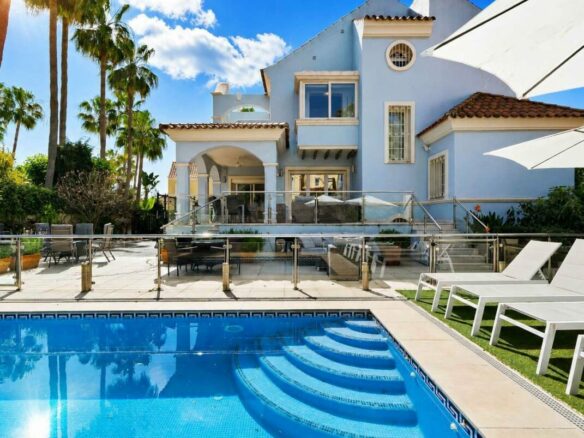 Private pool and terrace of the refurbished villa in Lorea Playa, Puerto Banús