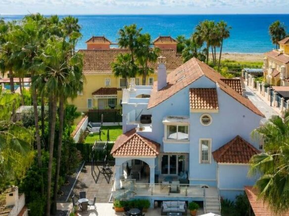 Aerial view of the villa and gardens in Lorea Playa, Puerto Banús, Marbella