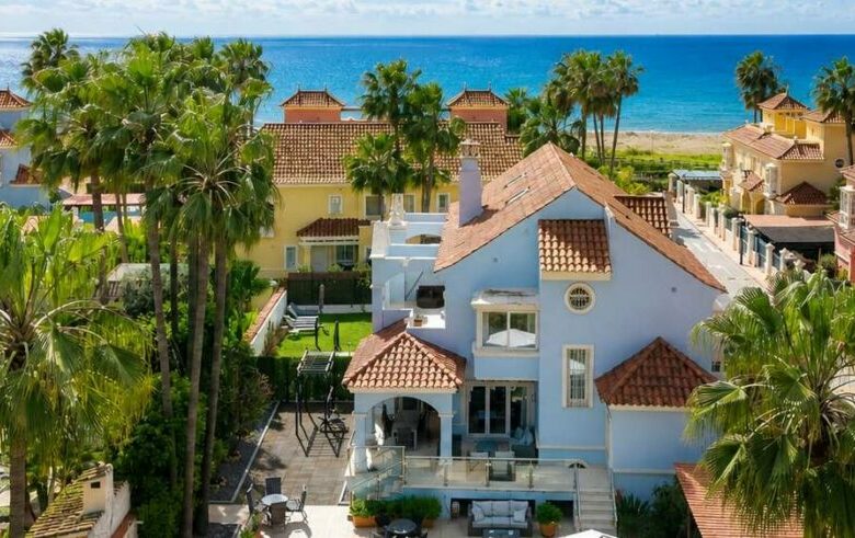 Aerial view of the villa and gardens in Lorea Playa, Puerto Banús, Marbella