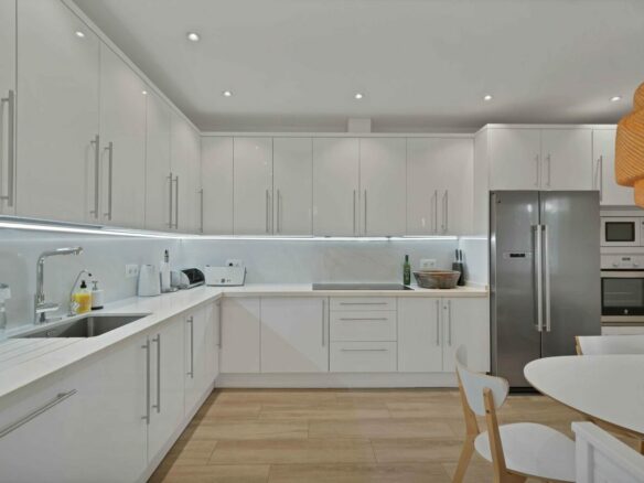 Modern fitted kitchen of the semi-detached villa in Puerto Banús
