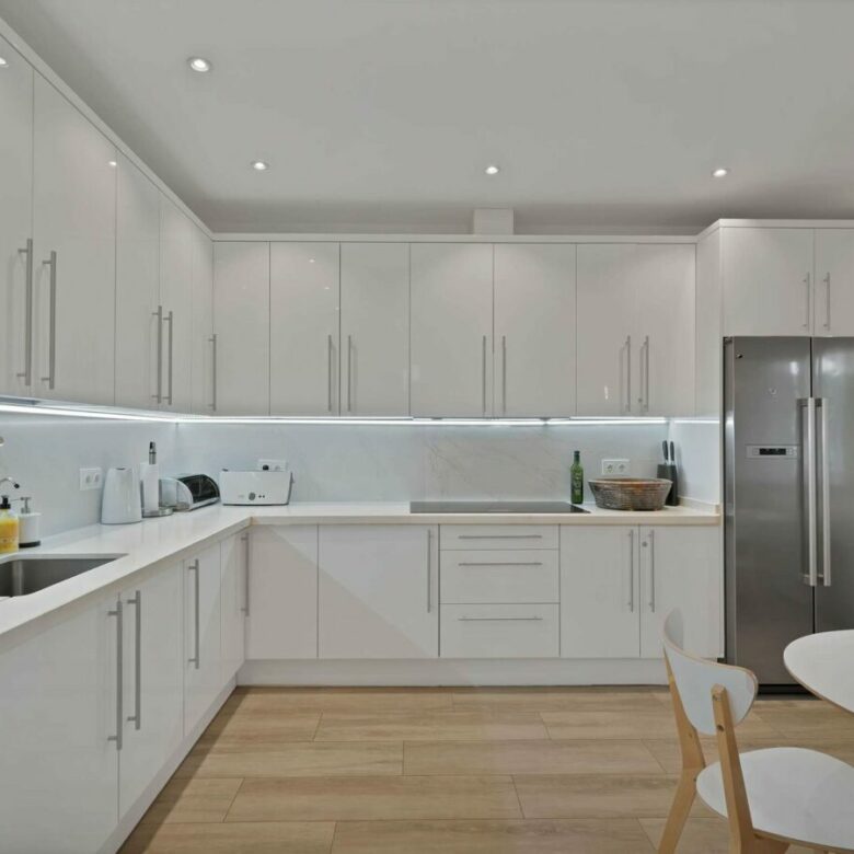 Modern fitted kitchen of the semi-detached villa in Puerto Banús