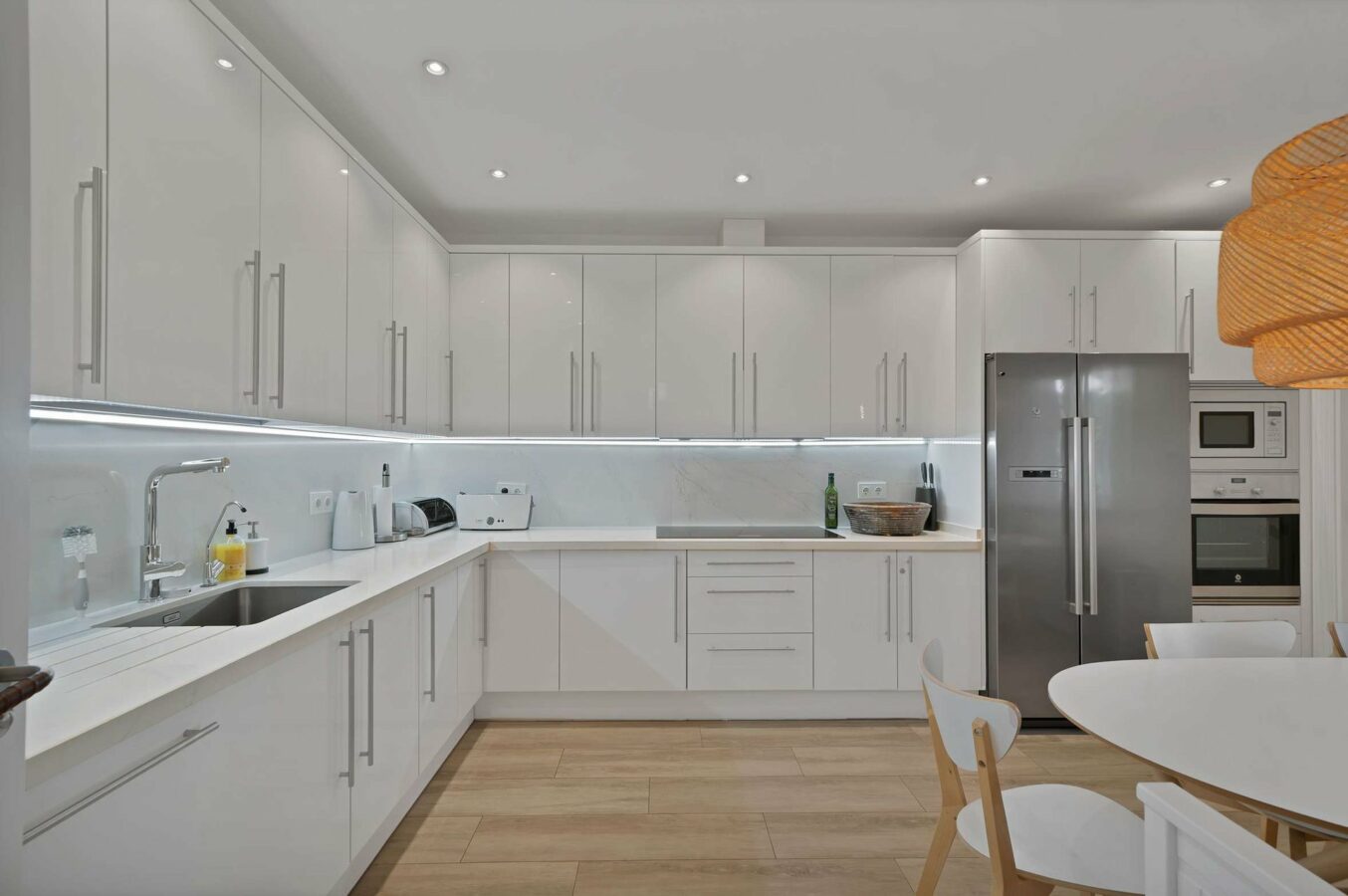Modern fitted kitchen of the semi-detached villa in Puerto Banús