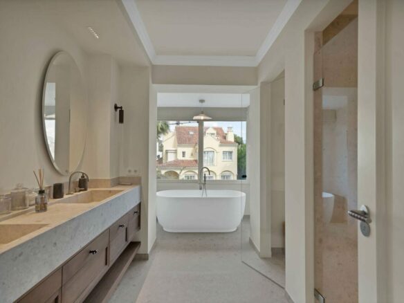Bathroom with freestanding bath in the refurbished Puerto Banús villa