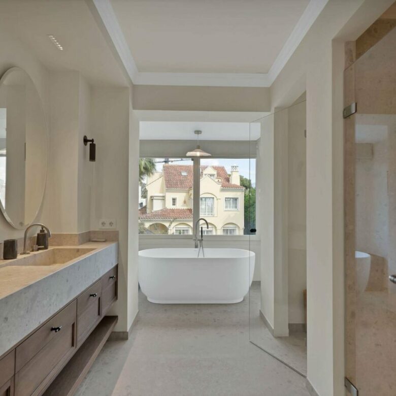 Bathroom with freestanding bath in the refurbished Puerto Banús villa