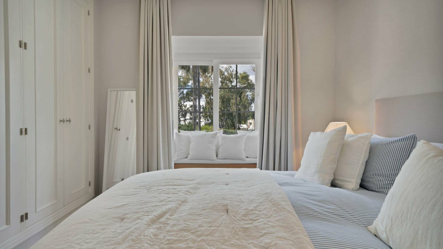 Guest bedroom with window seat in the beachside villa, Lorea Playa