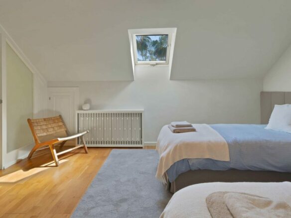 Top-floor twin bedroom of the villa in Lorea Playa, Puerto Banús