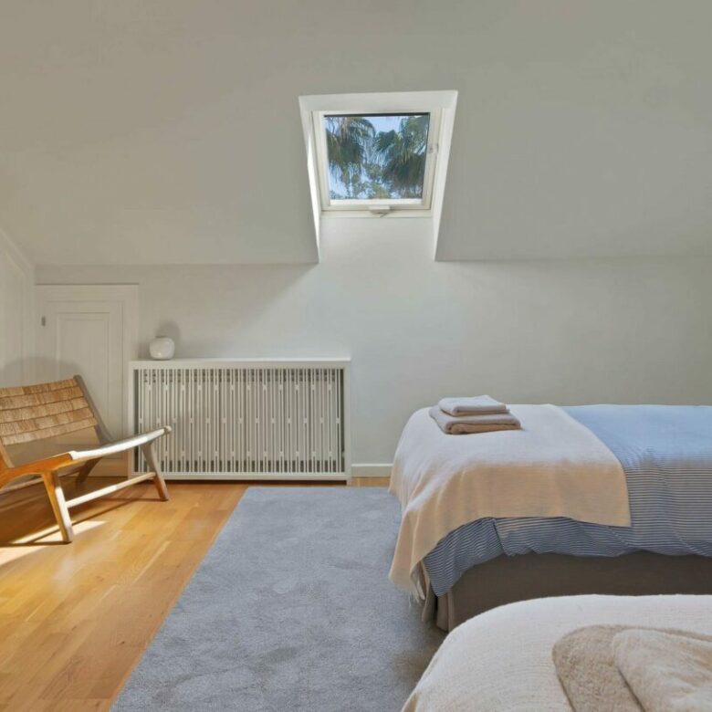 Top-floor twin bedroom of the villa in Lorea Playa, Puerto Banús