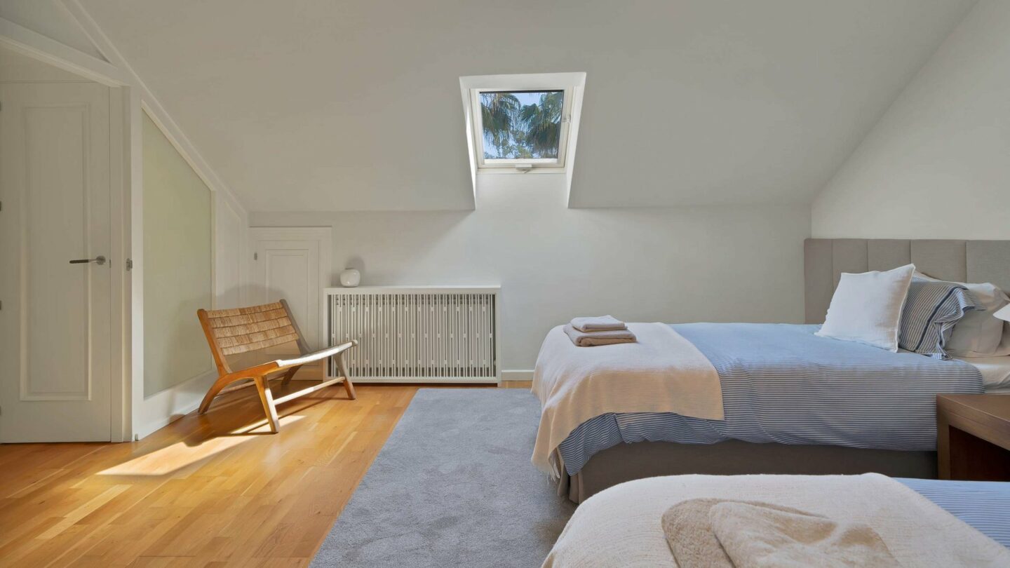 Top-floor twin bedroom of the villa in Lorea Playa, Puerto Banús